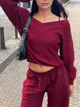 Sweater de punto color negro, con escote estilo bardot y mangas largas. Presenta un diseño acanalado y corte ajustado.