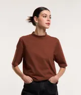 Blusa básica color marrón, de corte recto, con cuello alto acanalado y mangas cortas hasta el codo. Confeccionada 100% en algodón.
