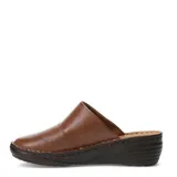 Zuecos de cuero negro con diseño de punta cerrada y suela de plataforma baja con costuras visibles.