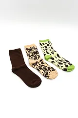 Pack de tres pares de medias crew de media caña con diseños variados: un par liso en color marrón, un par con estampado animal print en tonos beige y marrón, y un par con estampado animal print sobre fondo verde claro con detalles en verde.