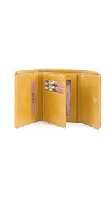 Billetera mediana de símil cuero color azul, con cierre a presión y compartimento posterior con cierre. Incluye múltiples tarjeteros, visores y divisiones internas para billetes.