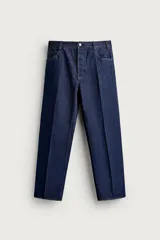 Jeans relaxed fit de tiro medio, confeccionados en denim de algodón con efecto ligeramente lavado. Presentan perneras rectas con raya de planchado, diseño de cinco bolsillos y cierre frontal con cremallera y botón.