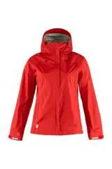 Campera impermeable roja de 2,5 capas, hecha de poliéster reciclado con revestimiento de PU. Tiene cremalleras transpirables debajo de los brazos, capucha ajustable y tiras reflectantes en el ala.