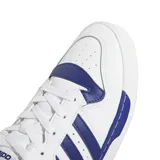 Championes adidas Rivalry Low de estilo urbano, con diseño clásico en color blanco y detalles en azul. Presentan las icónicas tres tiras laterales, suela de goma resistente y cierre de cordones.