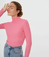 Polera color camel de punto acanalado, con cuello alto y mangas largas.