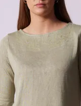 Remera marrón de tejido bordado, marca French Loundry. Tiene escote redondo y mangas tres cuartos.