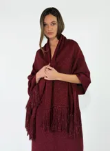 Pashmina bordó con hilo brillante y terminación de flecos en los extremos.