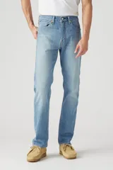 Pantalón de jean de hombre, corte recto, color celeste claro, con bolsillos delanteros y traseros.