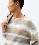 Suéter Marfinno de cuello redondo y mangas largas, confeccionado en tricot texturizado con diseño de rayas horizontales en tonos degradé de beige, blanco, gris y marrón.