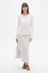 Sweater holgado de viscosa color blanco, con cuello redondo y mangas largas.