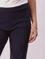 Pantalón color beige de gabardina elastizada, marca Ruby Rd. Pretina ancha, delantera con bolsillos simulados y trasera con bolsillos aplicados. Largo de pierna al tobillo.