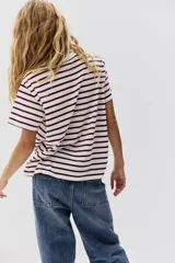 Remera de corte recto confeccionada en punto suave de algodón, con cuello redondo ribeteado y diseño de hombros ligeramente caídos.