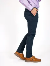 Pantalón chino azul marino de gabardina, corte slim fit, con bolsillos laterales y traseros.