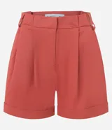 Short de sastrería confeccionado en tricolina de algodón, con diseño de tiro medio, pliegues delanteros, bolsillos laterales y bajo con dobladillo plegado. Cuenta con cierre de botón y cremallera, además de trabillas en la cintura.