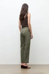 Pantalón recto color verde oliva con bolsillos laterales y cierre frontal.