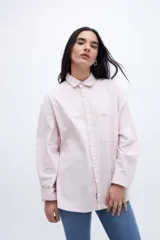 Camisa celeste de algodón con cuello solapa clásico, manga larga con puños abotonados, calce relaxed y bolsillo cuadrado en el pecho.