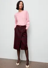 Jersey de punto fino color rosado, con cuello en V, manga larga y diseño recto.