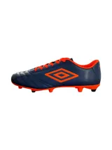 Championes de fútbol Umbro modelo Clasic II HG, color azul marino con suela y tapones en color naranja. Presenta el logo de la marca en blanco en el lateral y cierre con cordones.