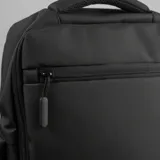 Mochila de viaje color negro con diseño funcional, compartimento para laptop y puerto USB integrado. Fabricada en material resistente al agua, cuenta con múltiples bolsillos internos y externos, y diseño antirrobo.