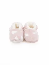 Pantuflas de peluche color rosado con estampado de corazones blancos y forro interior de corderito sintético.