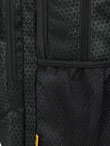 Mochila Caterpillar modelo Bennett de diseño urbano, color negro con estampado geométrico sutil. Cuenta con compartimento principal con cierre, bolsillo frontal con organizador y logo de la marca, bolsillos laterales de malla y asa superior.