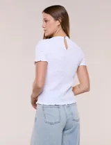Blusa de calce al cuerpo con textura elastizada fruncida y diseño de rombos, cuello redondo de terminación ondulada, mangas cortas y ruedo con acabado ondulado.
