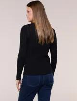 Blusa de punto acanalado fino, color negro, con ajuste al cuerpo, escote a la base y mangas largas. Cuenta con apliques de strass dispuestos en líneas verticales paralelas en el frente y las mangas, además de una vista decorada con estrás brillantes en el escote.