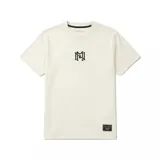 Remera Mitchell & Ness de manga corta y cuello redondo, color blanco, con pequeño logo bordado en el centro del pecho y etiqueta tejida en el dobladillo inferior izquierdo.