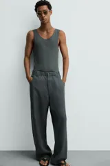 Musculosa de hombre confeccionada en tejido de punto acanalado mezcla de algodón y cáñamo. Presenta un corte regular fit, cuello redondo amplio y diseño sin mangas.