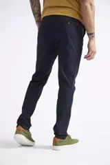 Pantalón chino de gabardina con corte skinny, bolsillos laterales y traseros, y cierre frontal con botón y cremallera.