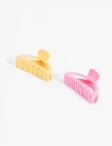 Set de dos pinzas para el pelo de plástico, una color amarillo y otra color rosa, con forma curva y dientes internos para sujetar el cabello.