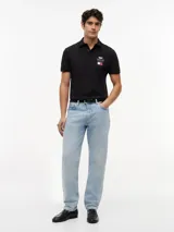 Chomba de algodón elástico con cuello polo y cartera de tres botones. Presenta un diseño de corte regular con cuello y puños de punto canalé, destacando por el logo colaborativo de Tommy Hilfiger y Cadillac Formula 1 en el pecho.