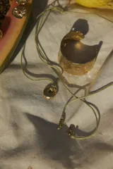 Brazalete rígido de diseño artesanal con textura irregular y acabado metálico, elaborado en bronce macizo.