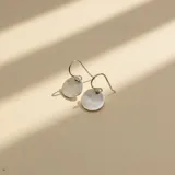 Caravanas de plata 925 con diseño de medalla circular pequeña con acabado satinado y gancho tipo anzuelo.