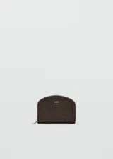 Billetera mediana de diseño semicircular, confeccionada en tejido marrón con textura tweed y detalles en cuero sintético, con cierre de cremallera perimetral y logo de la marca impreso en el frente.