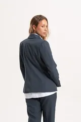 Blazer de corte sastrero en color azul marino, con calce entallado, solapas clásicas, cierre frontal de un botón y bolsillos delanteros con vivo.