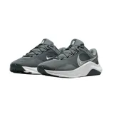 Championes Nike modelo Legend Essential 3, color negro con suela blanca y logo Swoosh en blanco. Diseño de malla transpirable con refuerzos laterales, ideal para entrenamiento.