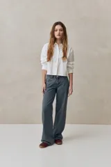 Jean de tiro medio con calce amplio, piernas rectas de inspiración wide leg y diseño de cinco bolsillos con sutiles rayas verticales.