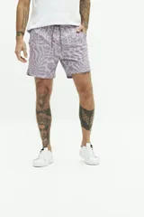 Short de baño con estampado botánico en tonos violeta, con cintura elástica ajustable mediante cordón, bolsillos laterales y bolsillo trasero.