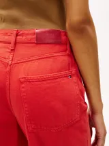 Pantalón jean de pierna ancha color rojo, de talle alto y corte tobillero.