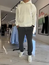 Pantalón de jogging gris oscuro de corte recto, con bolsillos laterales y cintura elástica.