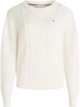 Sweater de punto color blanco roto, con cuello redondo y tejido de trenzas en el frente. Presenta un pequeño logo bordado en el pecho.