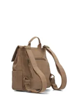 Mochila de ecocuero color marrón de la marca Hush Puppies, con compartimento principal con solapa y cierre, bolsillos delanteros y laterales abiertos, asa superior y correas ajustables.
