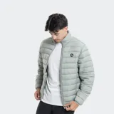 Campera puffer negra con cierre frontal, cuello alto y diseño acolchado horizontal. Cuenta con logo pequeño en el pecho.