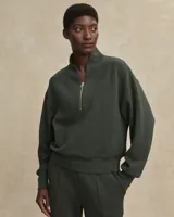 Buzo de tejido ligero DoubleSoft®, color verde oliva, con cuello alto y cierre frontal parcial. Presenta un corte ligeramente recortado, hombros caídos y puños pronunciados.