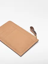 Monedero Adolfo Dominguez color ladrillo de cuero vacuno con cierre de cremallera, un compartimento y tarjetero en la parte trasera.