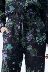 Pantalón palazzo de tencel color negro con estampado de diseño orgánico, tiro alto y pierna ancha.