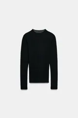 Top de punto extrafino confeccionado en mezcla de lana y seda, con cuello redondo y manga larga.