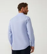 Camisa celeste de corte clásico, confort fit, manga larga y cuello abotonado.