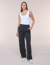 Pantalón jogger gris oscuro de calce relajado y pierna recta ancha, confeccionado en tejido soft con pretina ancha elastizada de tiro alto y bolsillos laterales funcionales.